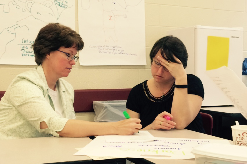 Janet Neyer and Kimberly Gorman collaborate on a CRWP Summer Institute project.