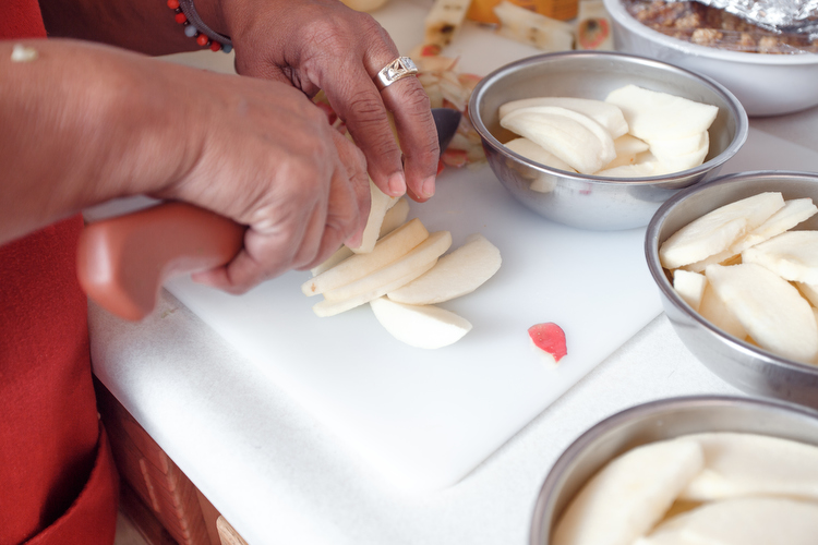 Preparing Michigan apples for lunch.  Photo by Autumn Johnson